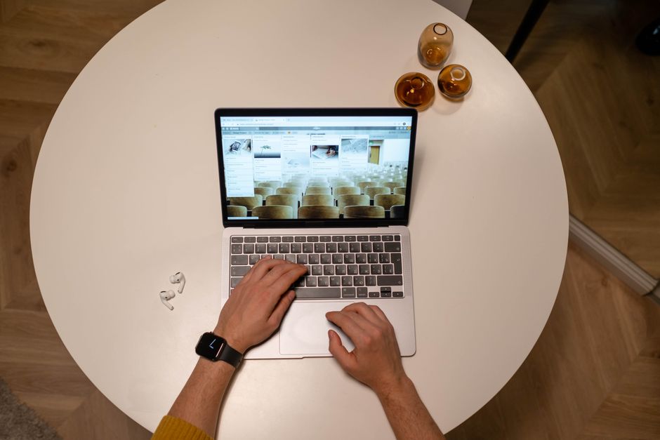 Teilnehmende arbeiten an Kampagnenplänen und Feedback-Schritten